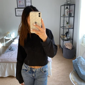 Kroppar svart hoodie - Svart hoodie som är kroppad. Kan mötas upp eller frakta.