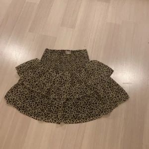 Kjol  - Jag säljer nu en kjol för den kommer inte att användas något mer. Har använts ca 15gånger. Kommer från Lindex 💕