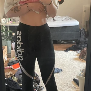 Adidas träningstights  - Adidas träningstights. Använda ca 5gånger, inga hål eller andra skador. Sitter bra överlag och i längd på mig som är ca 165. Storlek S och sitter som en normal S.   Köparen står för frakten