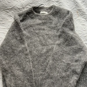 Stickad träja - Köpt från hm för cirka 1 år sedan så vet ej ifall den finns kvar, jättebra skick och ser inget tecken på användning, stel Xs men är ganska stor så passar S och M ochså!