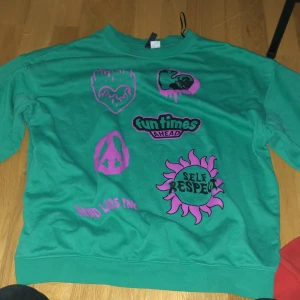 Xs - Jätte fin tröja men ja använder aldrig den blommorna på andra bilden är bara på ena armen skriv för mer bilder/info💕 