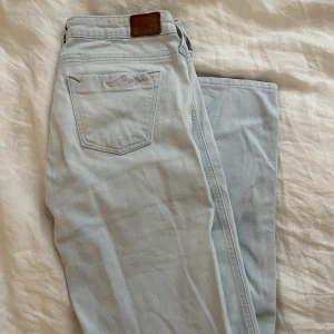 Lågmidjade jeans - Lågmidjade jeans från Pepe Jeans. Strl 27 i midjan och 34 i längden. Bra skick. 