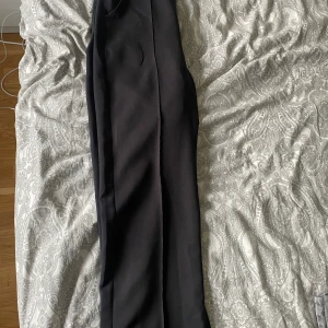 Madlady svarta kostymbyxor  - Ett par svarta kostymbyxor med pressveck från madlady, näst intill helt oanvända då de är förstora.  Byxorna är som i nyskick  Nypris: 599kr 