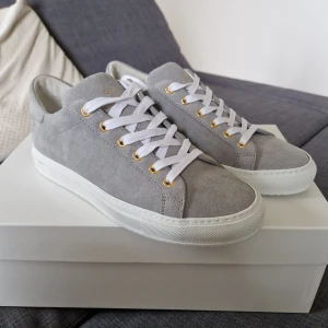 Sandays skor - Skor från "Sandays" storlek 39. Aldrig använda ute,endast provade inomhus. Säljs pga fel storlek. Färg grey suede.