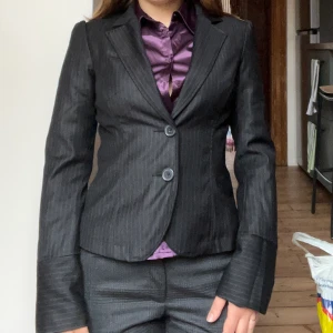 Kavaj svart - Säljer denna finns svarta kavaj från Only. Kavajen är i fin sick. Pris kan diskuteras❤️