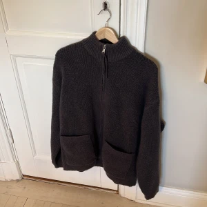Zara stickat - Säljer en slutsåld stickad tröja/jacka från Zara. Bra skick. Storlek L.