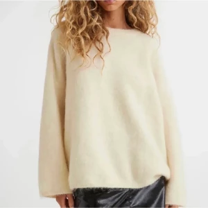 Vit stickadtröja! - Så fin stickad tröja från hm i mohair! Säljer så jag int längre har någon användning för den, första bilderna är inte mina!!🥰