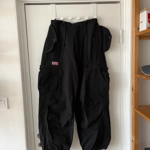 UFO cargo / parachute pants - Gammla UFO cargos eller parachute byxor. Skitnajs passform men lite liten för mig. Bästa märket för baggy cargos enligt mig. Passar perfekt ifall du letar efter gorpcore stilen. Står xs på taggen men skulle säga att den passar som s-m typ