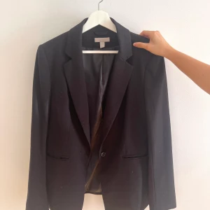 Kavaj - Svart kavaj från H&M, storlek 44. Inte använd på flera år. 150kr plus frakt.