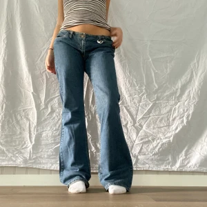 Lågmidjade jeans  - Så snygga lågmidjade jeans! Midjemått 78 och innerbenslängd 80 cm