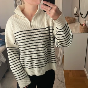 Stickad tröja  - Randig stickad tröja från Mango i fint skick! Supermjuk och inte alls stickig. Strl S. Nypris 399kr och jag säljer för 200kr!💘 