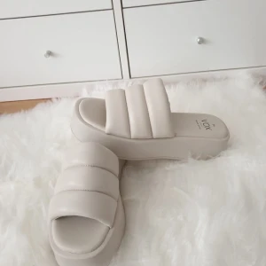 Sandaler  - Väldigt fina och bekväma sandaler. Helt nya i storlek 39