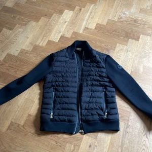 Moncler cardigan  - Jättesnygg moncler cardigan i storlek M säljer tyvärr för att den är för stor. Köpt för ca 7000 på mytheresa. Det är väldigt bra skick då jag bara haft på mig den en gång. Budgivningen börjar på 3500kr+frakt 79kr.