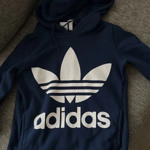Adidas huvtröja - Adidas trefoil mörkblå i oversize stl xxs men passar även s, använd ett par ggr