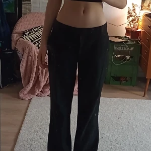 Svarta kostymbyxor  - Jättesnygga svarta kostymbyxor från H&M. Bra skick förutom att i vänster ficka så är det hål. (se bild 3). Säljer pga för stora! Köparen står för frakt
