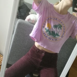 Tie dye t-shirt  - Helt unik t-shirt i lila / rosa tie dye. I bra skick. Från H&M från början men vi har piffat upp den med färgen. ❗Manchesterbyxorna och jackan är också till salu i andra inlägg om du vill ha hela looken❗