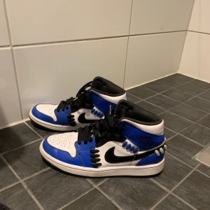 Sisterhood Jordan 1 mid  - Säljer dessa skor som inte kommer till så mycket användning längre 💙köptes här på plick.