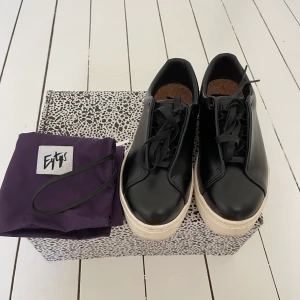 Doja sneakers, Eytys - Doja sneakers från eytys som endast är använda ett några få gånger på grund av att de är för stora på mig. Säljer för 1200kr plus frakt som är 79 kronor🥰