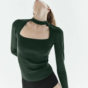 Zara grön chocker Top  - Trendig eftertraktad Zara chocker Top som inte längre finns på hemsidan. Andra och tredje bilden är lånade!‼️ Den är i grön och i bra skick. Endast använd tre gånger men kommer inte till användning. 