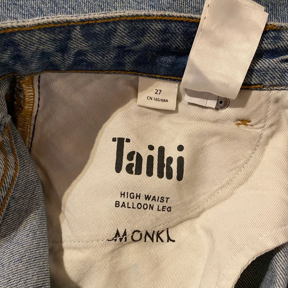 Säljer mina ljusblå jeans i storlek 27 från Monki. Det är modellen Taiki och passar mig som vanligtvis bär storlek S. Tveka inte att höra av er ifall ni undrar något💗. Jeans & Byxor.