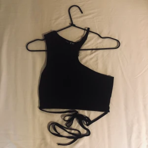 Topp  - Croppad topp med snörning från missguided, i nytt skick🤍 Knappt använd då den sitter lite tajt på mig, bär vanligtvis stl XS-S