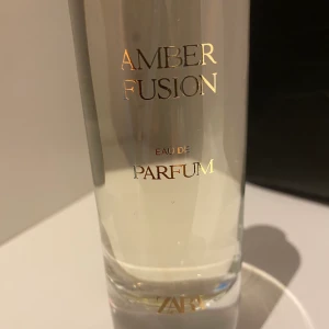 Parfym - Parfym från zara. Den har en stark doft och håller länge på kläderna. Säljer då den inte riktigt passar mig. Annars luktar den jättegott!  