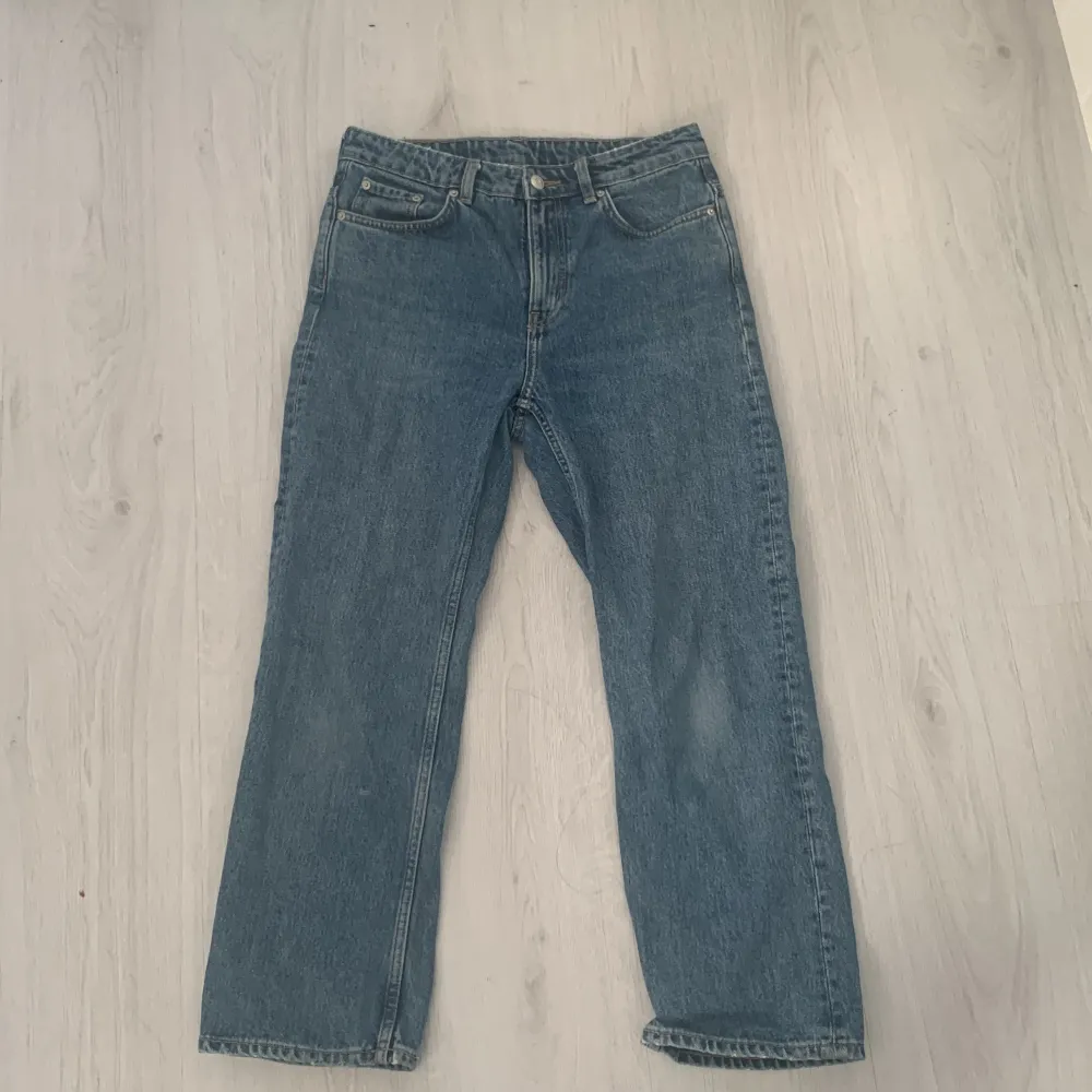 As snygga weekday jeans köpt för ca 400kr, använt några gånger men i bra stick, . Jeans & Byxor.