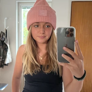 Acne mössa - Säljer min superfina rosa mössa ifrån Acne Studios! Sparsamt använd, nypris: 1400kr och mitt pris 600kr🥰Superskön och älskar färgen!💕