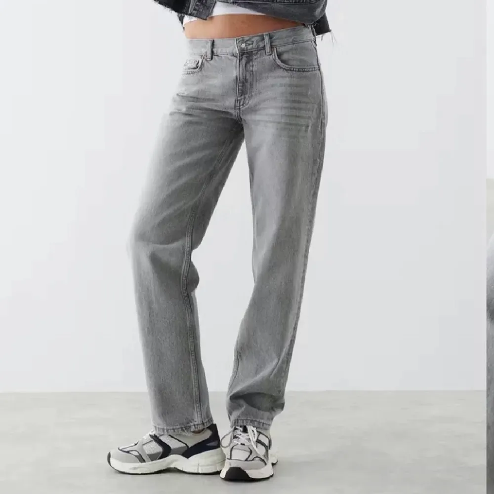 Säljer dessa grå lowrise jeans i storlek 38 från ginatricot. Säljer då de är för stora för mig tyvärr . Jeans & Byxor.