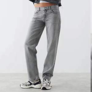 Säljer dessa grå lowrise jeans i storlek 38 från ginatricot. Säljer då de är för stora för mig tyvärr 
