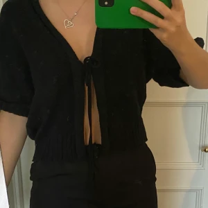 Stickad tröja  - Svart stickad tröja med snörning från Lindex i storlek M  Köparen står för frakt  Kan mötas upp runt Uddevalla 