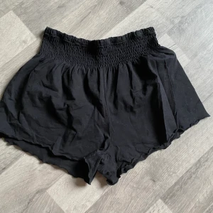 Shorts  - Ett par sköna och mysiga shorts, perfekt nu till höst myset! Strl L!