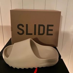 Yeezy slide bone storlek 42 - Helt nya yeezy slides i färgen bone, finns i storlek 42