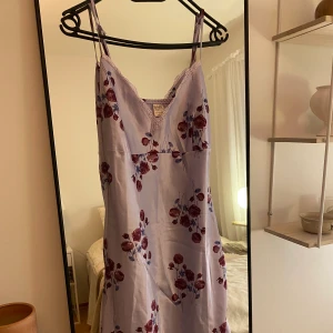 Slipdress! - Sjukt fin slippdress! Har sytt in den på båda sidorna så passar en XS/S. 