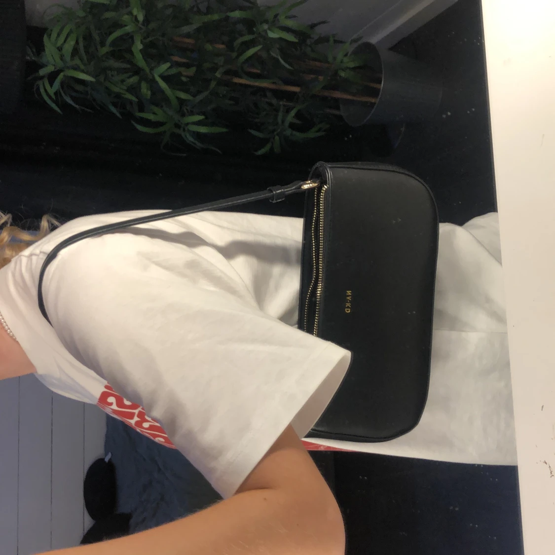 svart simpel axelväska  - 91