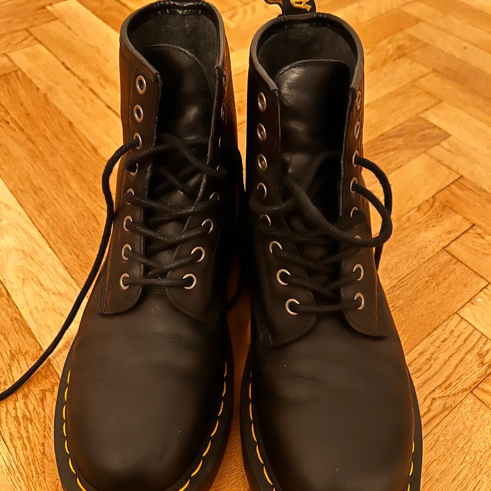 Dr Martens boots. Size: 41 (I wear size 41.5 -42 in other shoes and this fits perfect) Haven’t used them much, they are in great condition. They have thin felt coating inside, works perfect in winter as well.. Skor.