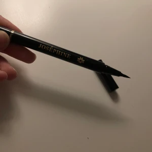 Eyeliner  - Oanvänd eyeliner! Superfin & bra! Original pris: 65kr ca men du kan köpa den för 26kr INKLUSIVE frakt här! Hur bra?!🫶🏻🌸
