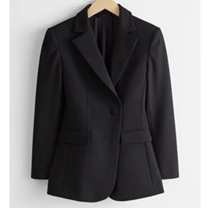 Ny other stories kavaj  - Helt ny other stories kavaj i storlek 34. För lång för mig. Nypris 990. Säljs för 600 (helt slutsålt överallt). Köparen står för frakten (66kr)