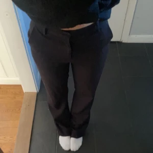 Kostymbyxor mid rise - Svarta utsvängda mid rise kostymbyxor från Lindex, modellen Fiona 💕Jättebra skick!  Pris kan diskuteras!  