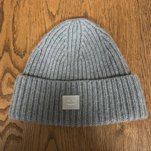 Acne Studios mössa - Mössa från Acne Studios i 100% bomull. 