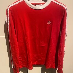 Röd addidaströja - Mycket bra skick, nästan oanvänd.   Finns att hämta i Sandviken. Kan även postas, jag står för frakten☺️