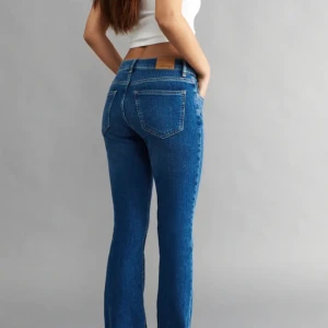 Low waisted bootcut jeans - Säljer mina fina jeans från Gina för har väldigt många och dessa kommer ej till användning. Har använt jeansen en gång så de är i jätte bra skick! 