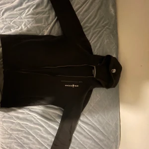 sail racing fleece  - Säljes pga ingen användning, storlek 176 . Skick 9/10 har använt cirka 6 gånger och köptes för 1100:- . Priset kan diskuteras, DM för fler frågor!