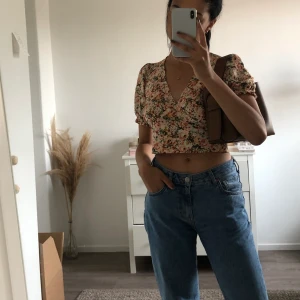 En söt croppad tröja med blommor från gina🧡 - En söt liten croppad blus/ tröja från gina tricot med puffärm!