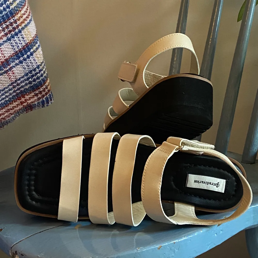 Säljer mina helt oanvända sandaler med plattform från stradivarius! Krämvita med svart sula, säljer pga fel storlek </3 . Skor.