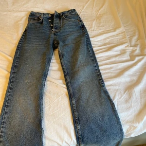 Blåa jeans - Jätte snygga blåa höodjade jeans som är nästan oanvända. Från bok bok storlek 26