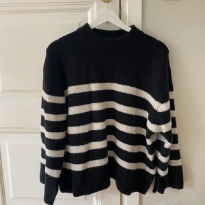 Randig stickad tröja - Från ginatricot i storlek XS.💕