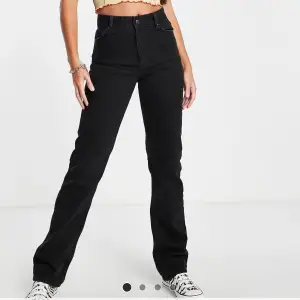 Dessa Jeans är från Bershka Tall - svarta dad jeans med hög midja. Nästan helt oanvända och säljer pga för små. 