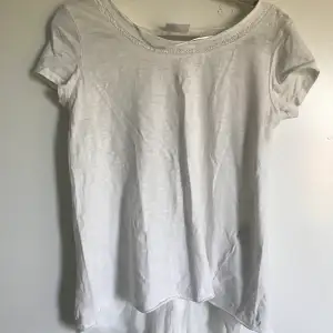 Jättefin vit T-shirt från Vila, stl XS  ”Öppen” rygg med tunnare tyg som täcker öppningen 😊