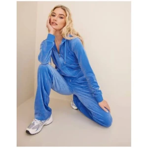 BLÅ JUICY COUTURE  - Jätte fina byxor, har fått de i present och var inte riktigt nöjd med pass form och färg. STORLEK XS- Står ej för frakten